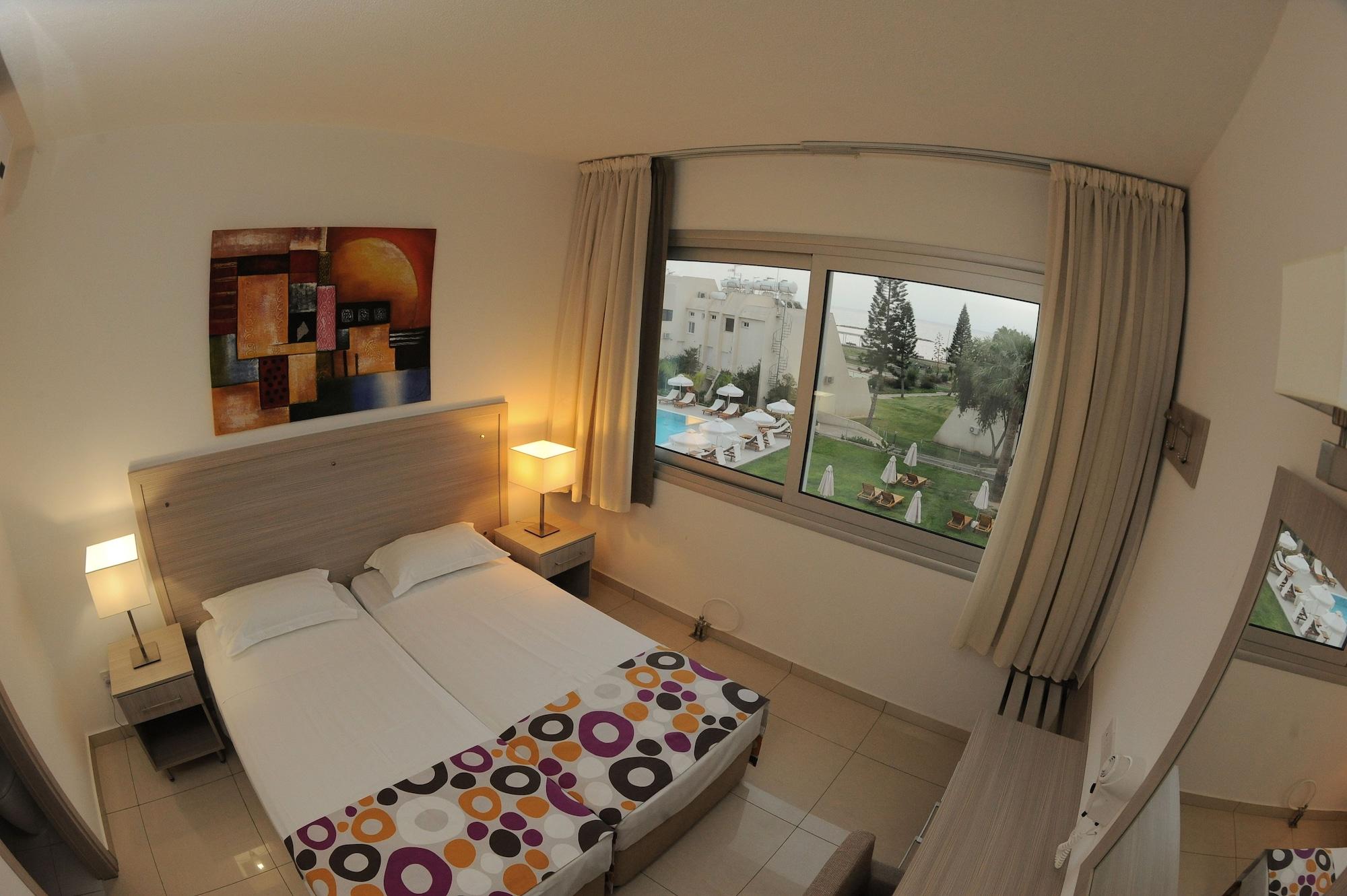 Frixos Suites Hotel Apartments Larnaca Luaran gambar