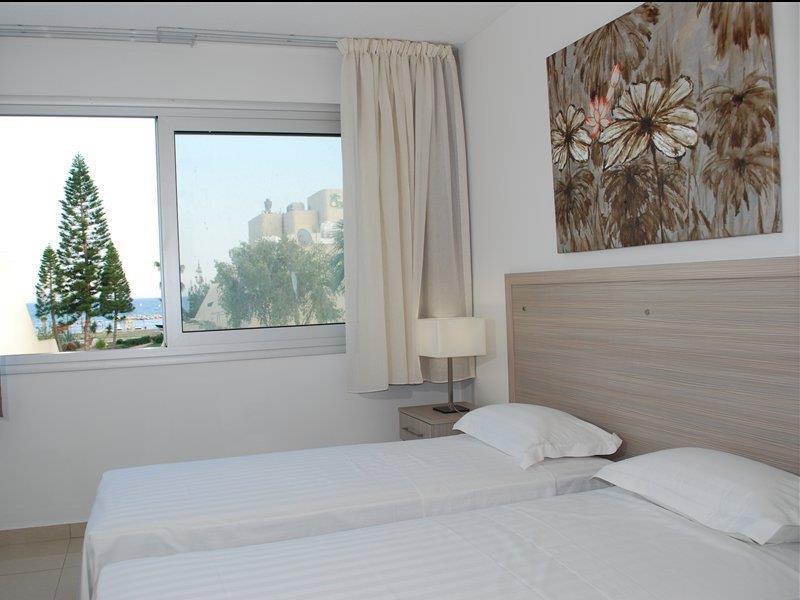 Frixos Suites Hotel Apartments Larnaca Luaran gambar