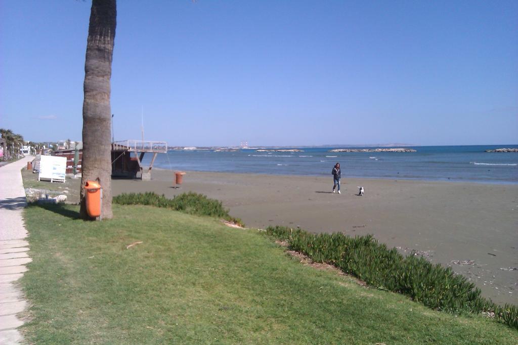 Frixos Suites Hotel Apartments Larnaca Luaran gambar