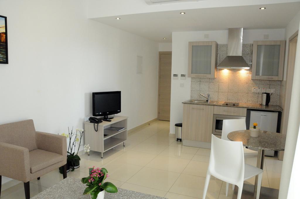 Frixos Suites Hotel Apartments Larnaca Luaran gambar